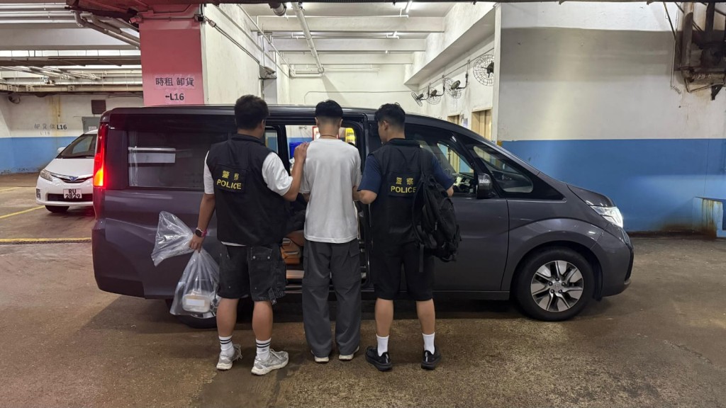 警九龍灣工廈掃毒拘捕一名32歲男子。警方圖片
