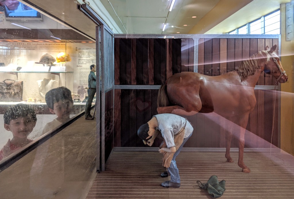 馬房場景仿真度極高，重現如何為馬匹上馬蹄鐵。