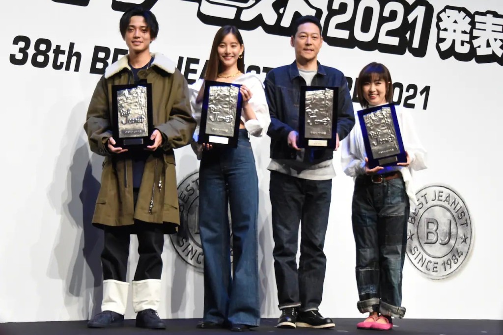 (左起)永瀨廉、新木優子、東野幸治及林原惠出席領獎。
