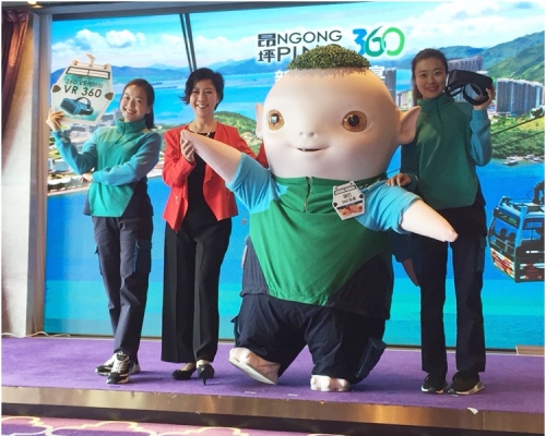 胡巴穿上制服化身360站長,與賓客拍照留念。