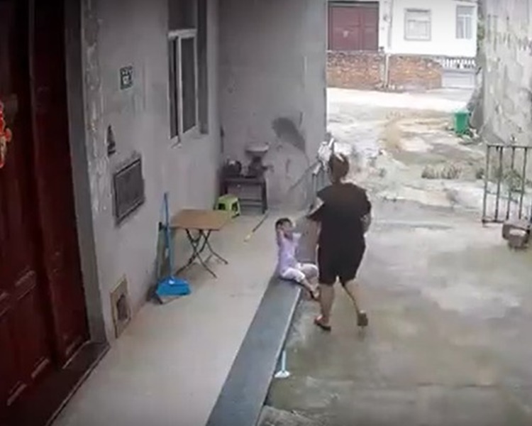 孩子從樓上跌落樓。網圖