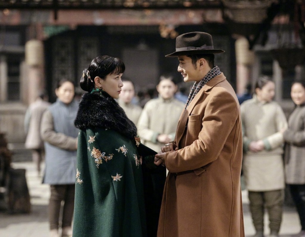 黄晓明2020年与佘诗曼合作陆剧《鬓边不是海棠红》。