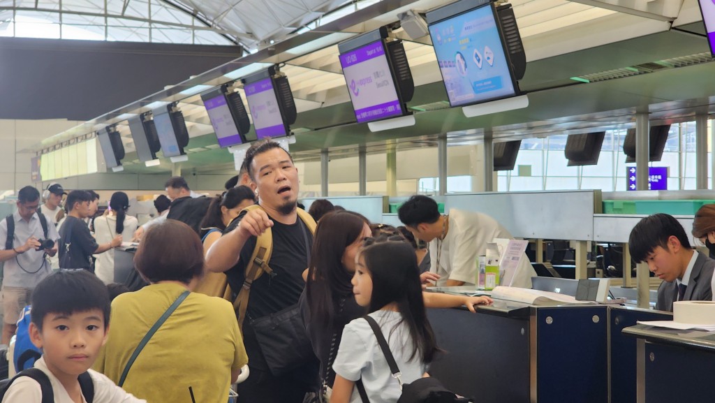 香港國際機場受影響航空公司須改用人手辦理登記手續。黃文威攝