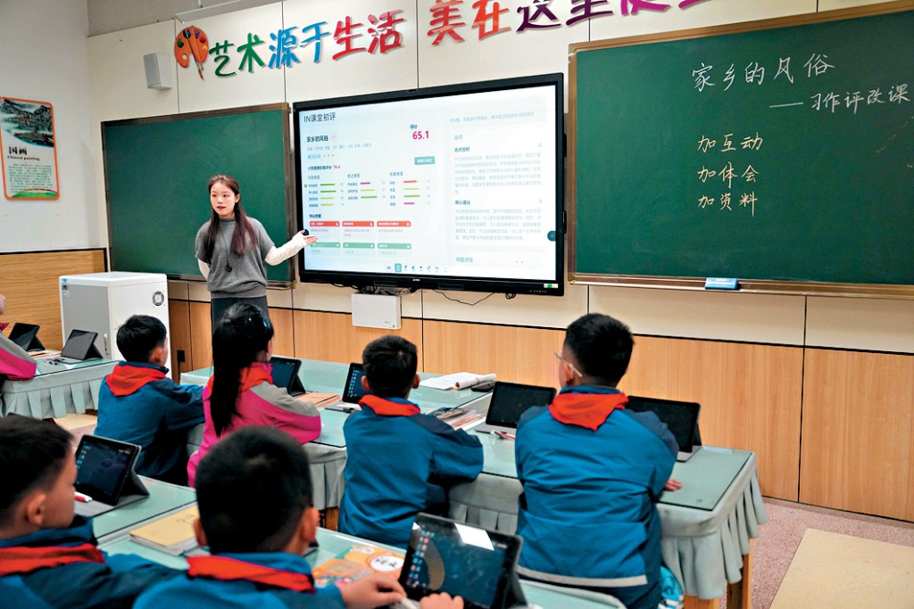 在湖南一小學，老師在課上用AI批改作文。