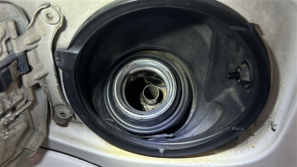 涉案車輛油缸經改裝,有多個入油位置。 涉案車輛油缸經改裝,有多個入油位置。