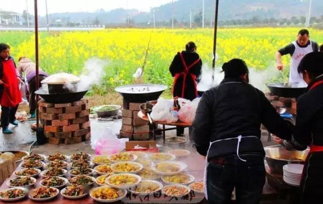 雲南有地方以衛生安全為由，要求農村辦酒席多過5桌，要提前10日向官方報備。網絡圖片