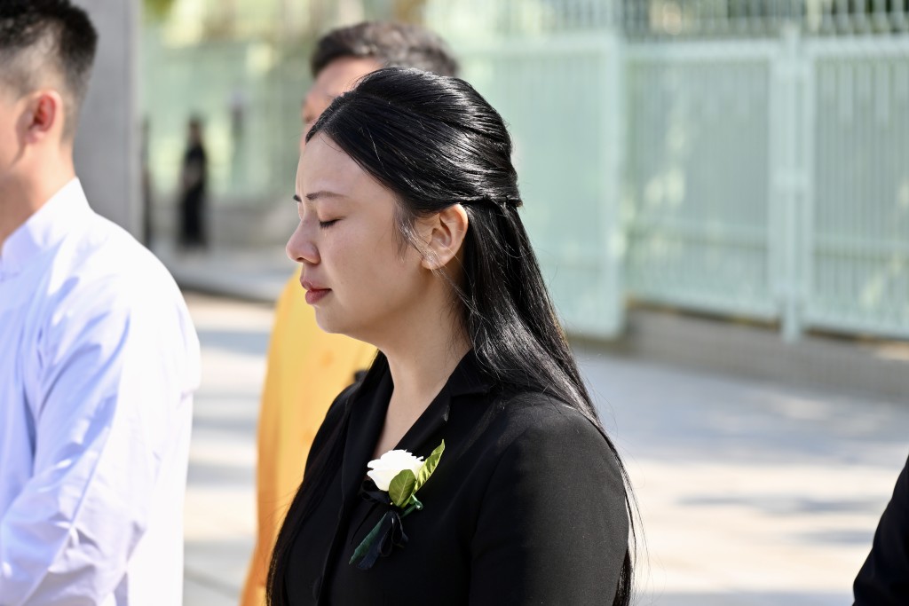 未婚妻迎風悲立，淚眼汪汪。