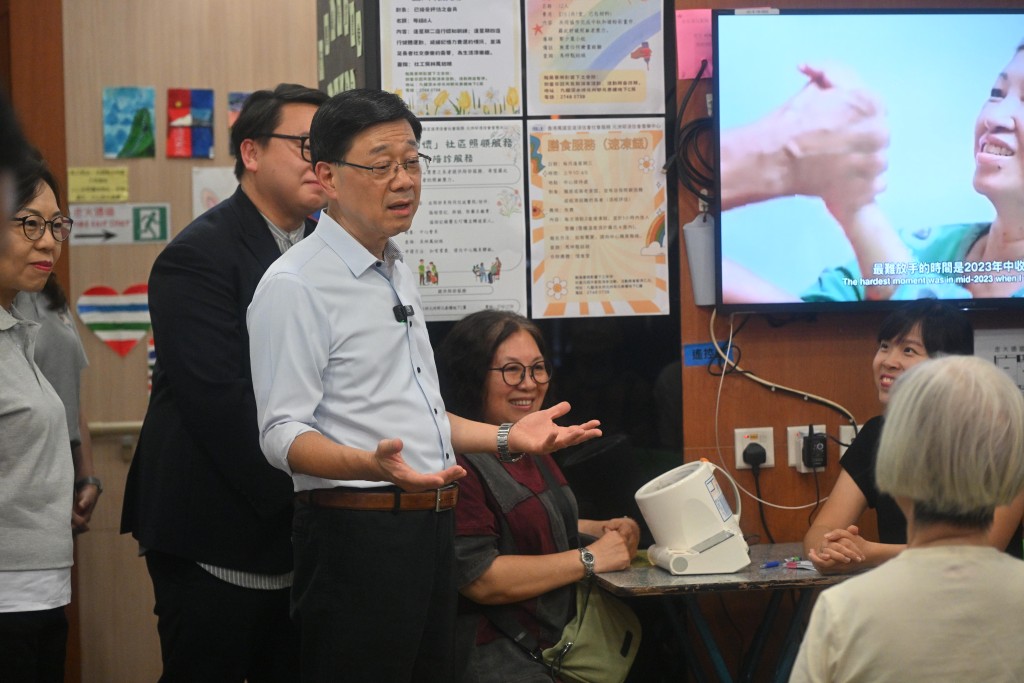 李家超在到万国宣道浸信会元洲邨浸信会耆乐中心探访。