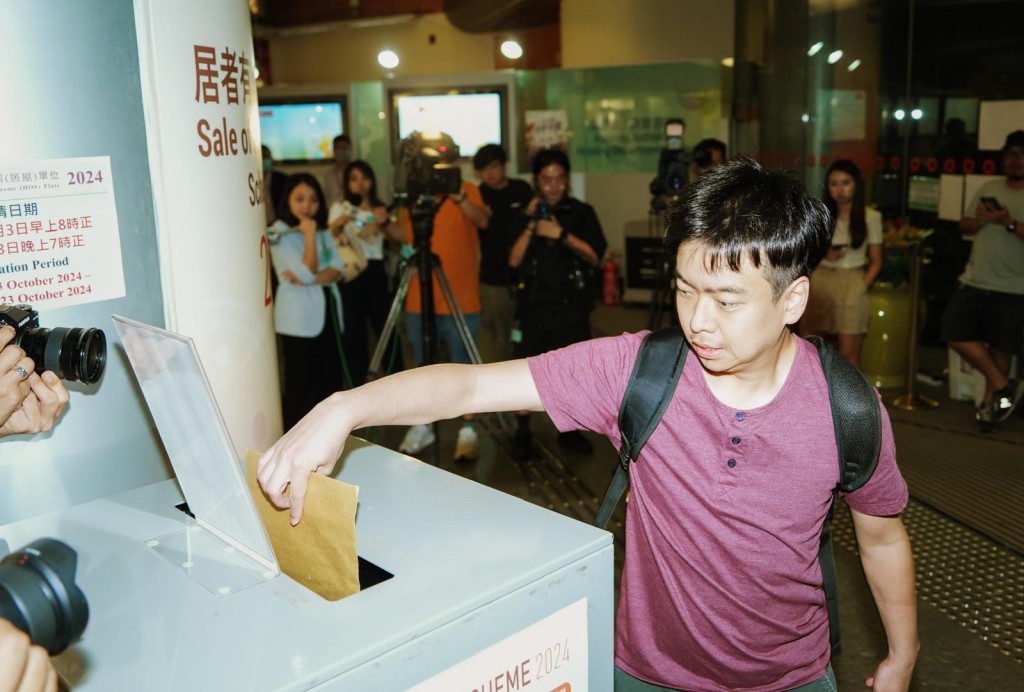 不少市民赶在最后时刻到乐富递交申请表。吴艳玲摄