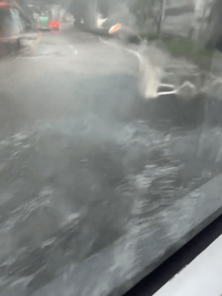 汽車行走時泛起水花 汽車行走時泛起水花