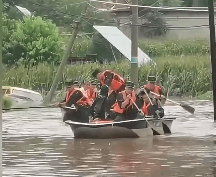 辽宁葫芦岛市暴雨成灾，已转移群众7075人，成功解救被困群众83人。