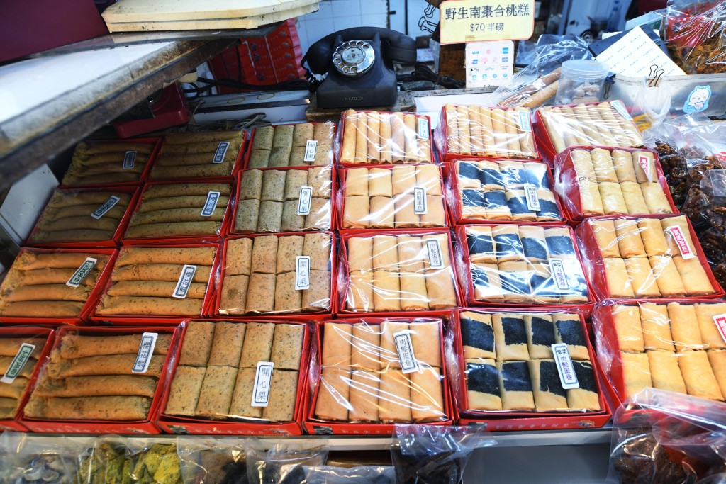 她認為雞仔餅、蛋卷屬平民食物,定價毋須向高檔餅店看齊。 她認為雞仔餅、蛋卷屬平民食物,定價毋須向高檔餅店看齊。