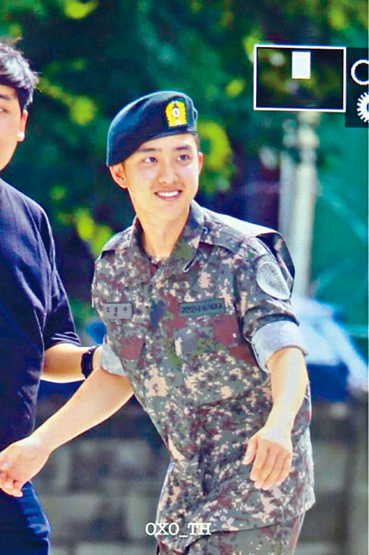 D.O.昨日完成新兵訓練，並被派往做「炊事兵」負責煮飯。