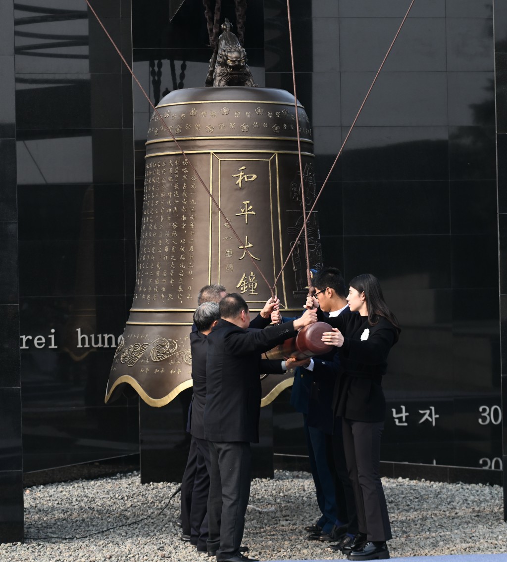 南京大屠殺死難者國家公祭儀式在南京舉行。 新華社