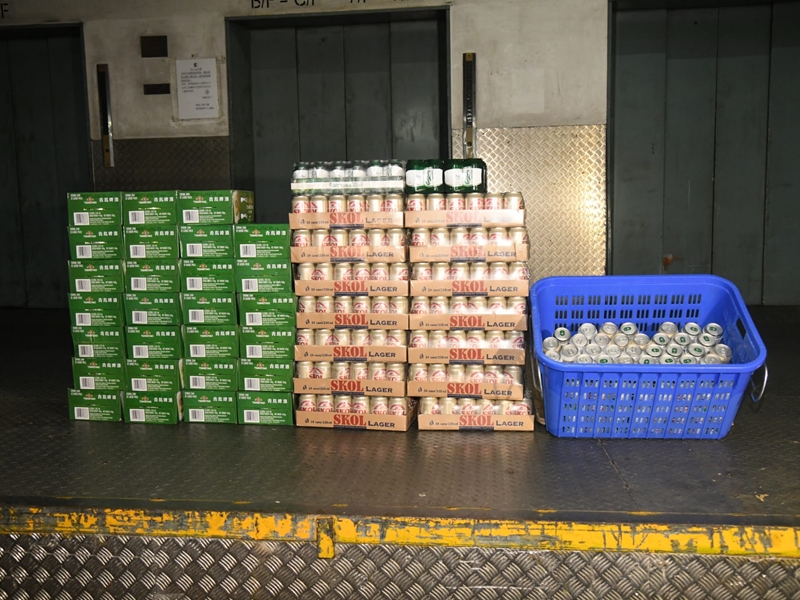 警方在行動中共檢獲約800罐啤酒,市值約4萬元。