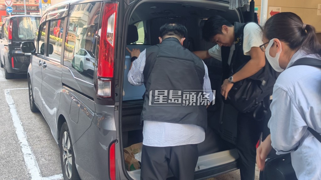 警方檢走證物。黎志偉攝 警方檢走證物。黎志偉攝
