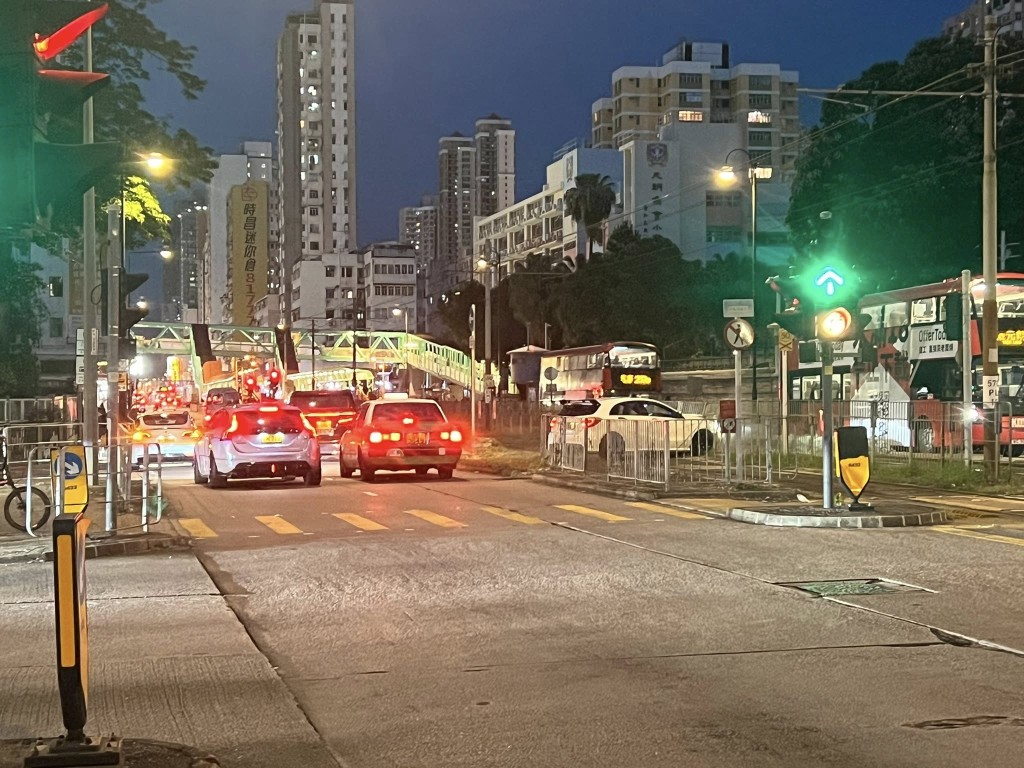 一輛白色私家車失控衝入輕鐵路軌,並撞毀豐年路輕鐵站附近的欄杆。網上圖片 一輛白色私家車失控衝入輕鐵路軌,並撞毀豐年路輕鐵站附近的欄杆。網上圖片