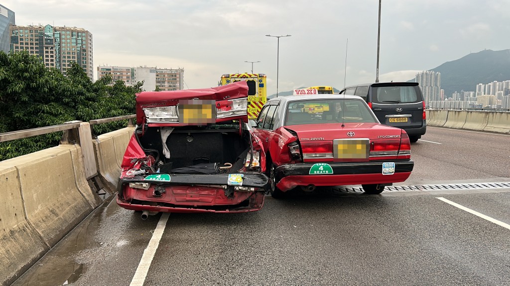 的士車尾損毀。