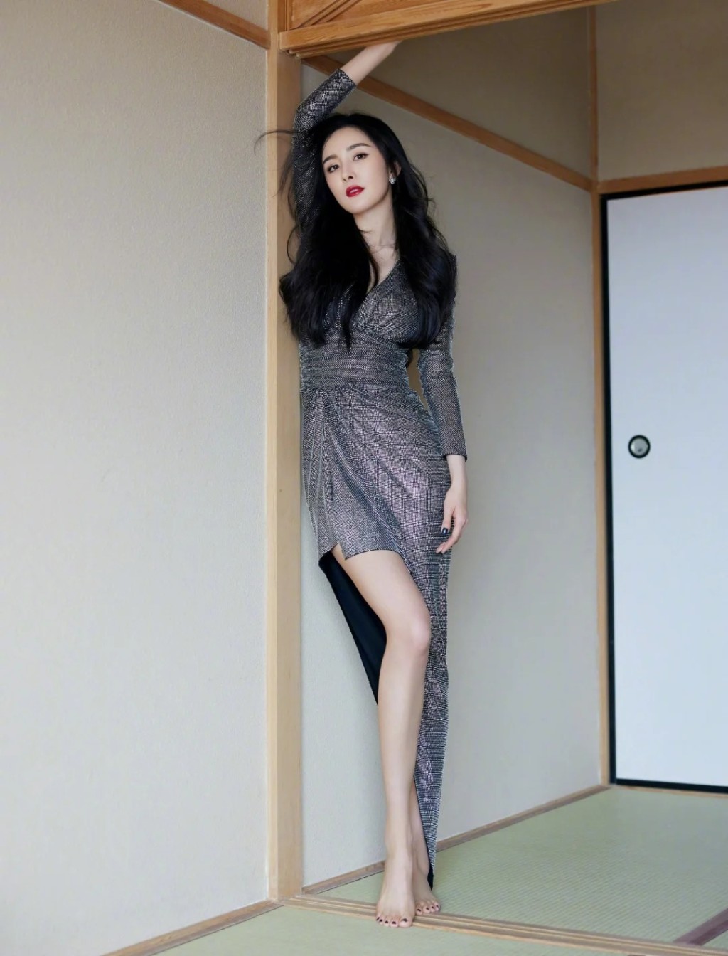 內地女星楊冪的「筷子腿」是許多女民眾的鍛煉目標。小紅書