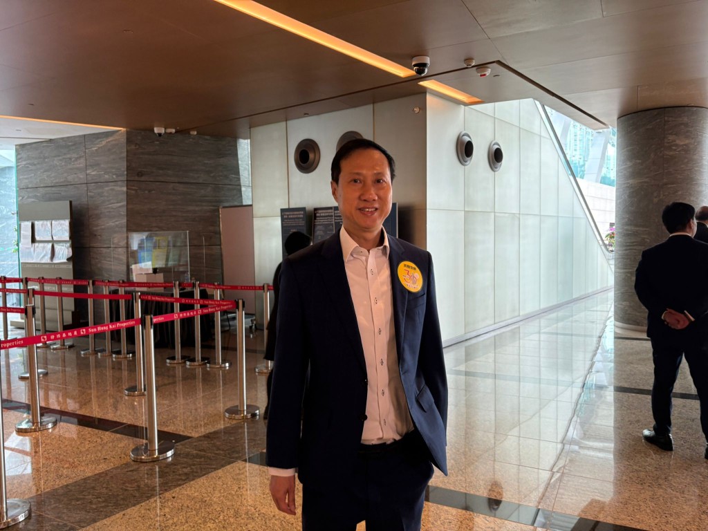 布少明表示，该行准买家约5成为用家，其余5成为投资者，亦不乏大手客打算买1伙以上，料项目单位呎租可达70元，回报可达4厘以上。