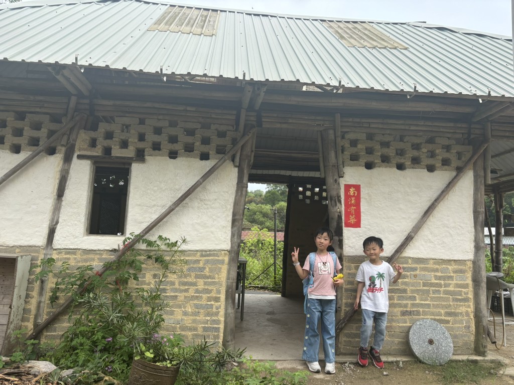 遊覽南涌各處，中途在 「蘆葦花開」活動平台休息。（圖片來源：蘆葦花開生態教育基金）