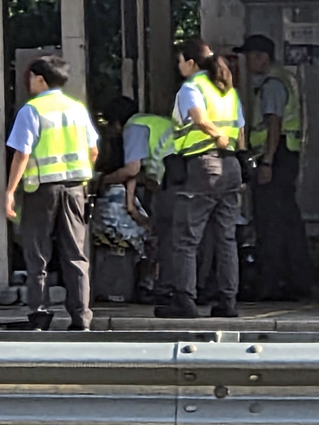 隧道職員協助傷者。fb：車cam L（香港群組）