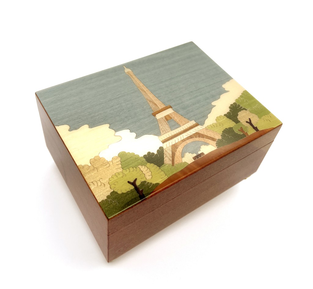 5.Ercolano的一系列木製音樂及首飾盒，結合名畫家的畫作及精細手藝，將濃情蜜意滿載於盒中，正是表達愛意的最佳選擇。(B)