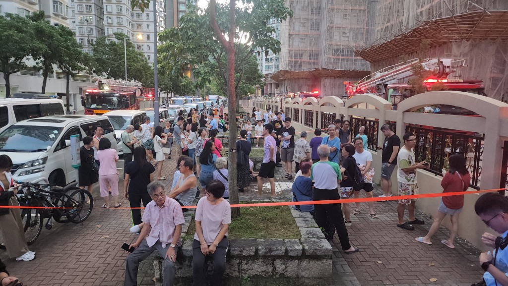 約120人疏散至安全位置。 約120人疏散至安全位置。