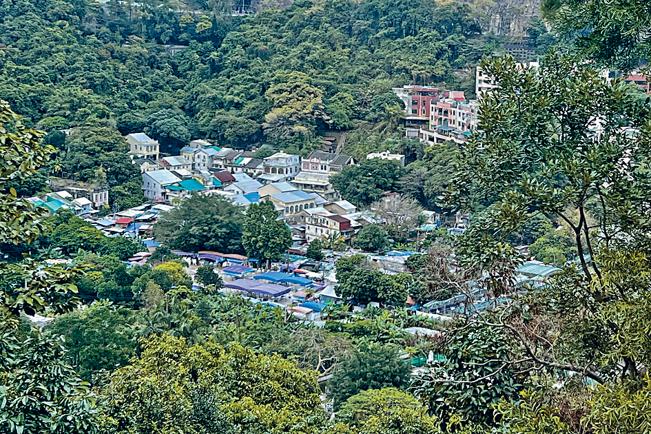 發展商遠東旗下公司申請收回美孚九華徑新村27號屋及地段，法官指佔有人逆權侵佔的說法欠缺法理。