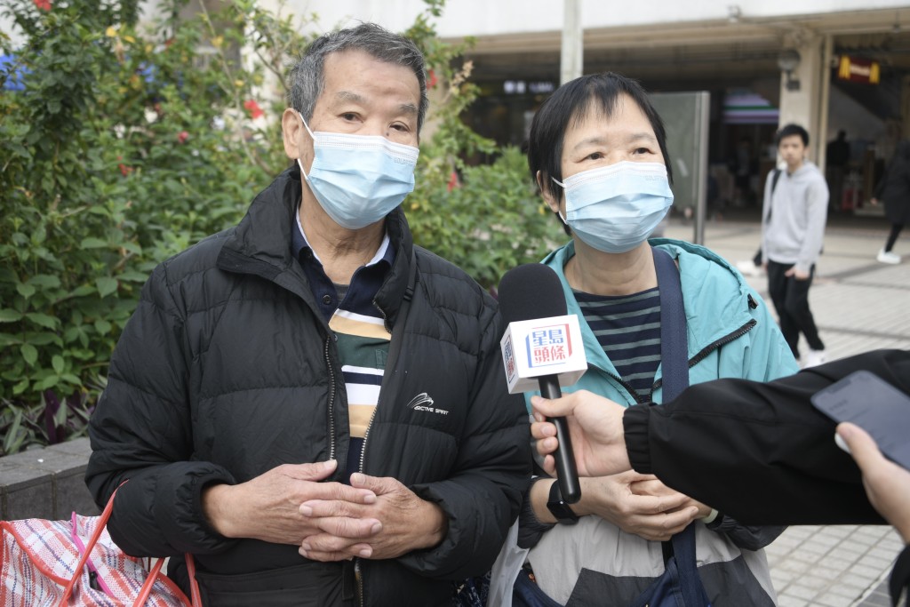 居住在宏建閣的李先生及李太表示,現時「全家無家可歸」,感到非常徬徨。 居住在宏建閣的李先生及李太表示,現時「全家無家可歸」,感到非常徬徨。