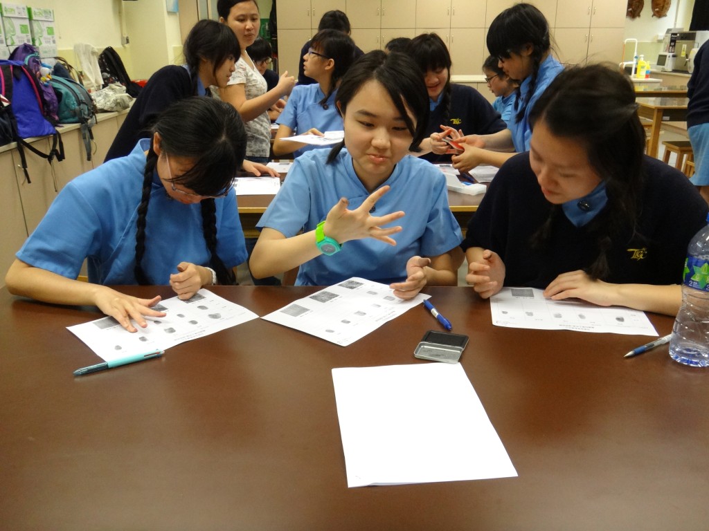 透過採集指紋，讓學生了解指紋的分類。