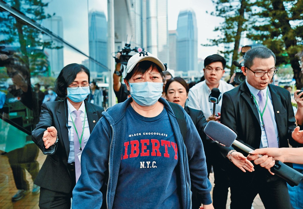 工人黄足莲供称，看到有烟不能前行，于是到达天台暂避。