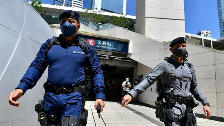 警方反恐部隊在金鐘站外圍巡邏。