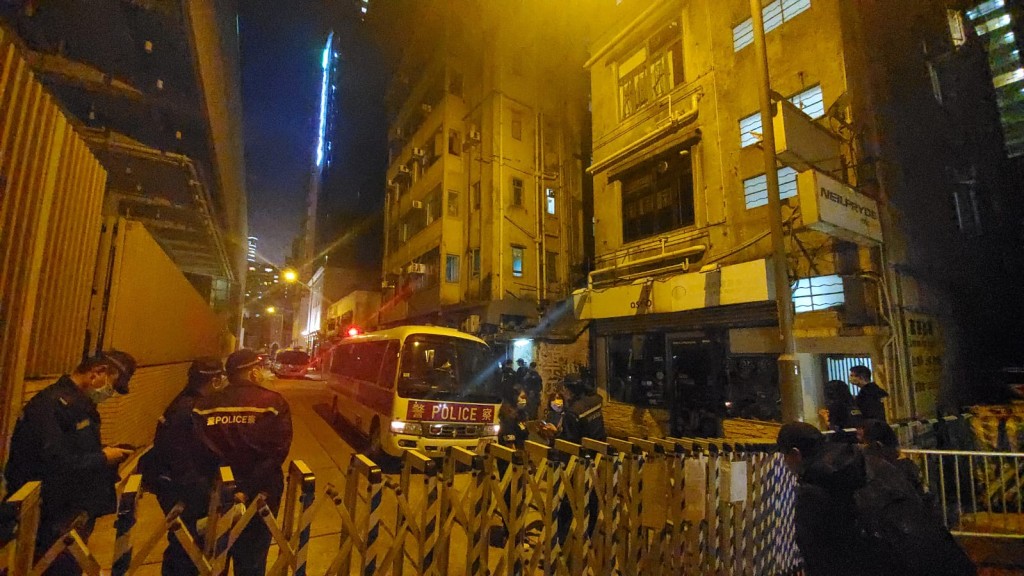 警員到油麻地長樂街志和街一帶設封鎖線。