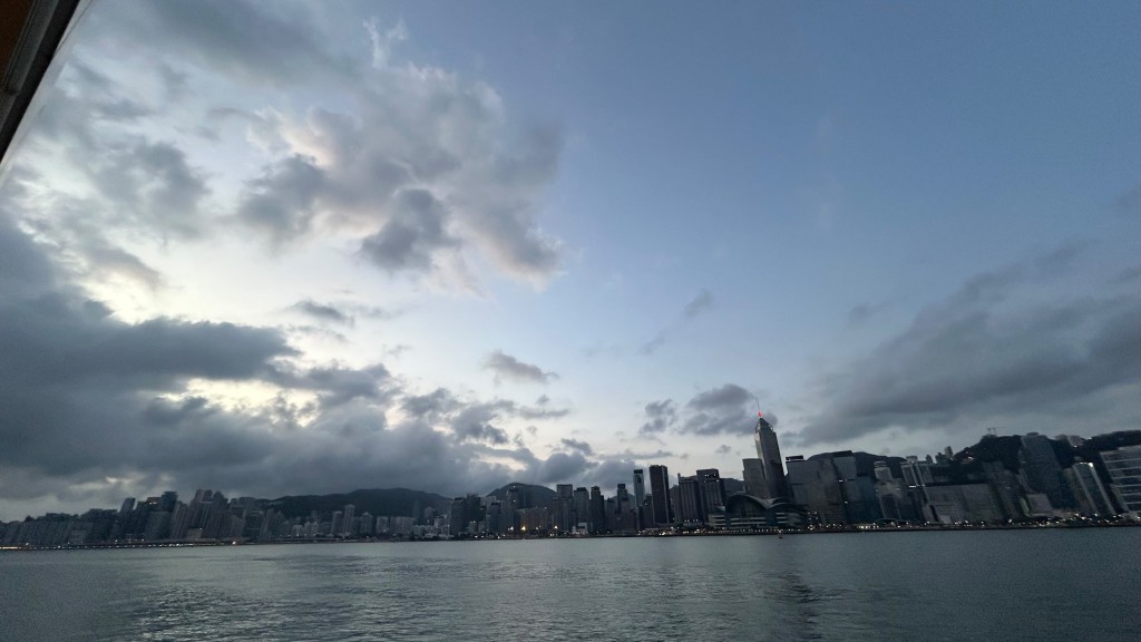 本港地區今日大致多雲，早晚有幾陣驟雨。蔡楚輝攝