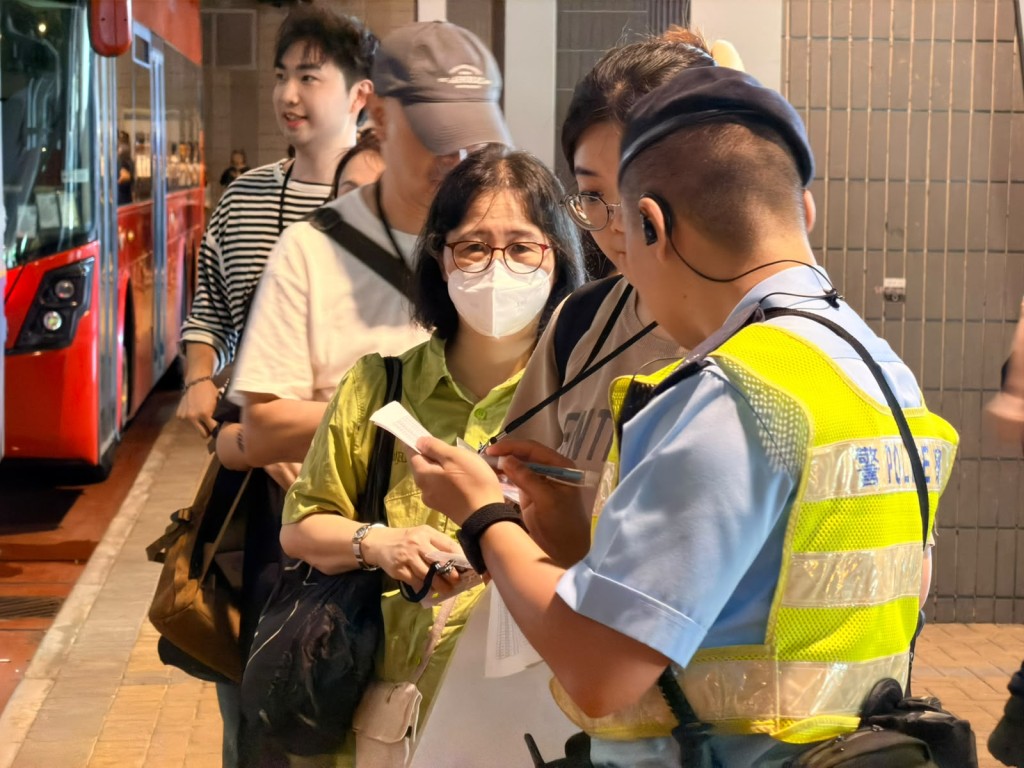 參與演練的公務員，上車前要登記工作證。