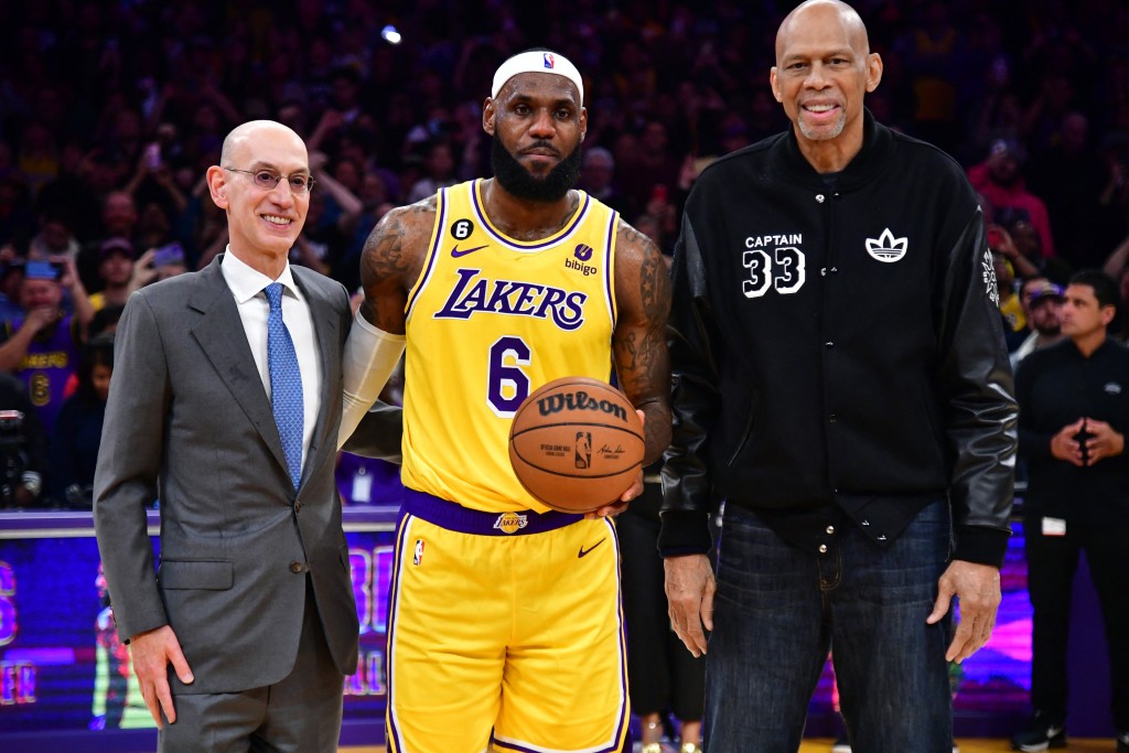 NBA總裁蕭華(左)、勒邦占士(中)和渣巴(右)。Reuters