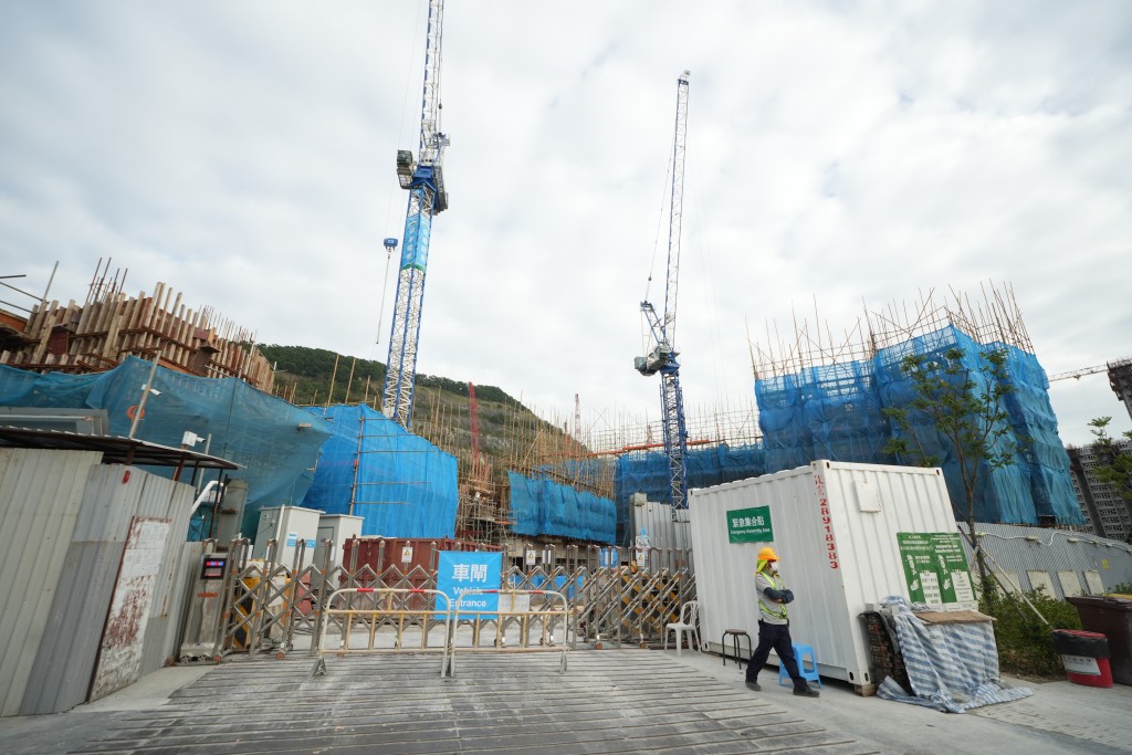 負責朗然的承建商「保華建業」因捲入欠薪風波,房協與它達成協議,更換項目的承辦商。資料圖片 負責朗然的承建商「保華建業」因捲入欠薪風波,房協與它達成協議,更換項目的承辦商。資料圖片