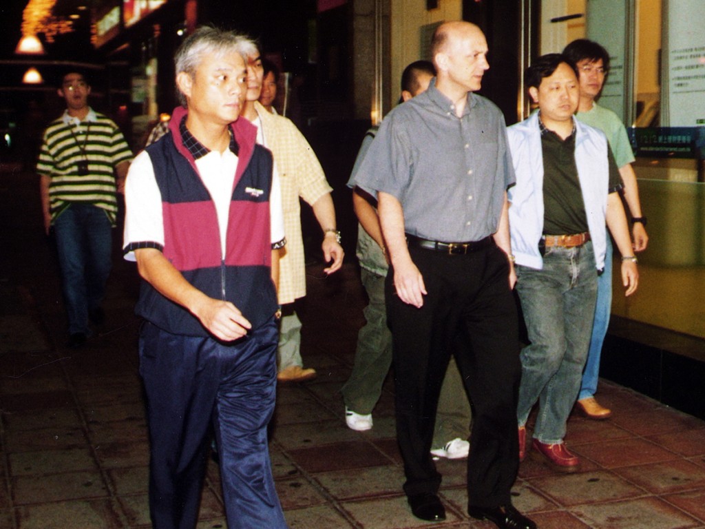 鄔達士(右三)03年任油尖警區指揮官時親自帶隊查牌。資料圖片