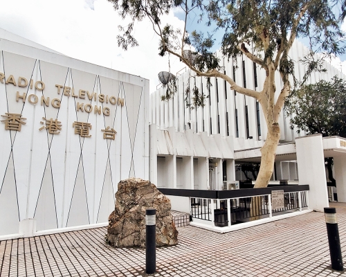 香港電台清理辦公室門上寫有「新聞部加油」字句的便利貼。資料圖片