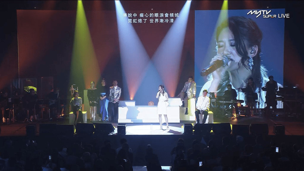 其后就轮到安雅希、尹新杰、陈蒨婷等演唱《今生今世》、《痴心绝对》等慢歌medley。