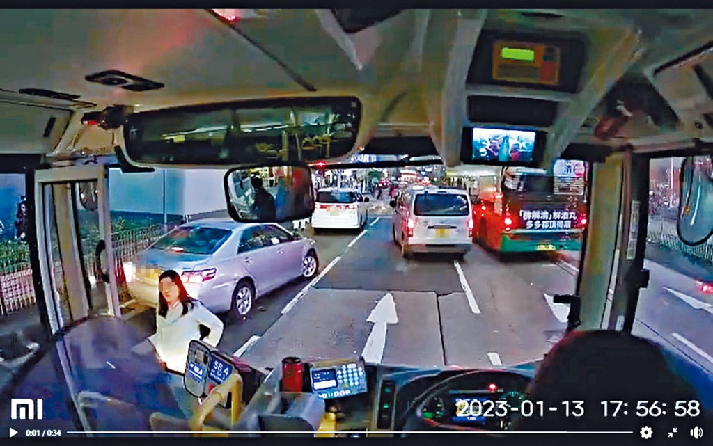 女司機其後下車與車長理論。