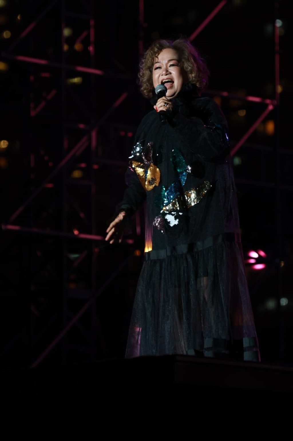 杜麗莎大獻歌喉。