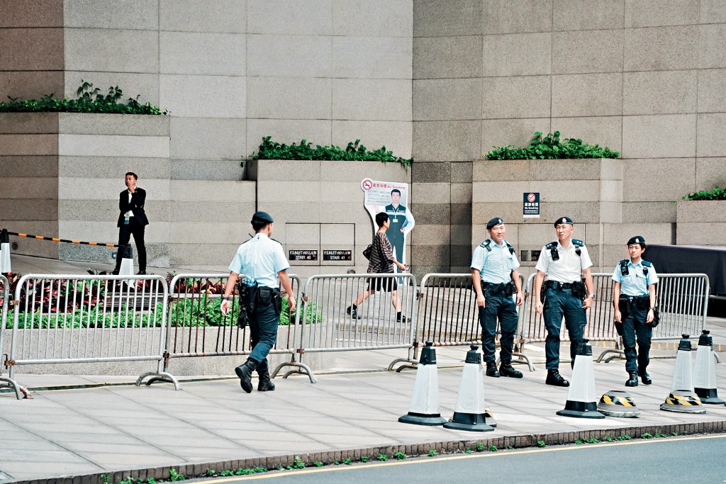多名警員在會展附近巡邏。
