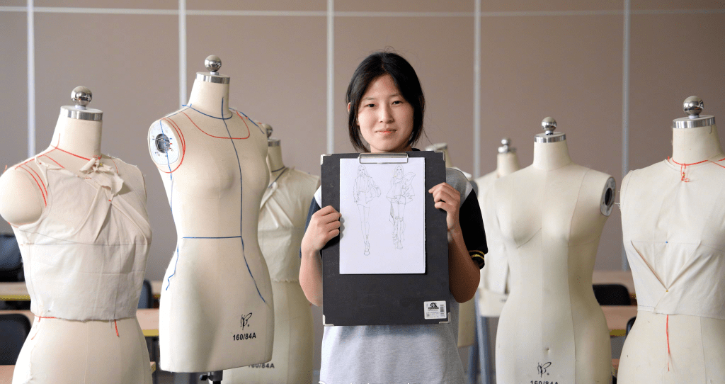 姜萍對服裝專業更感興趣，希望未來能進入浙江的一所大學進修服裝設計。