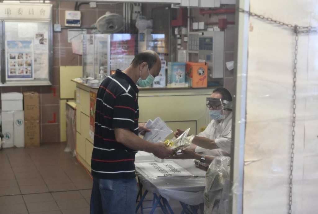 今早衞生署人員到祿泉樓大堂收集樣本瓶,住戶排隊等候交樣本。