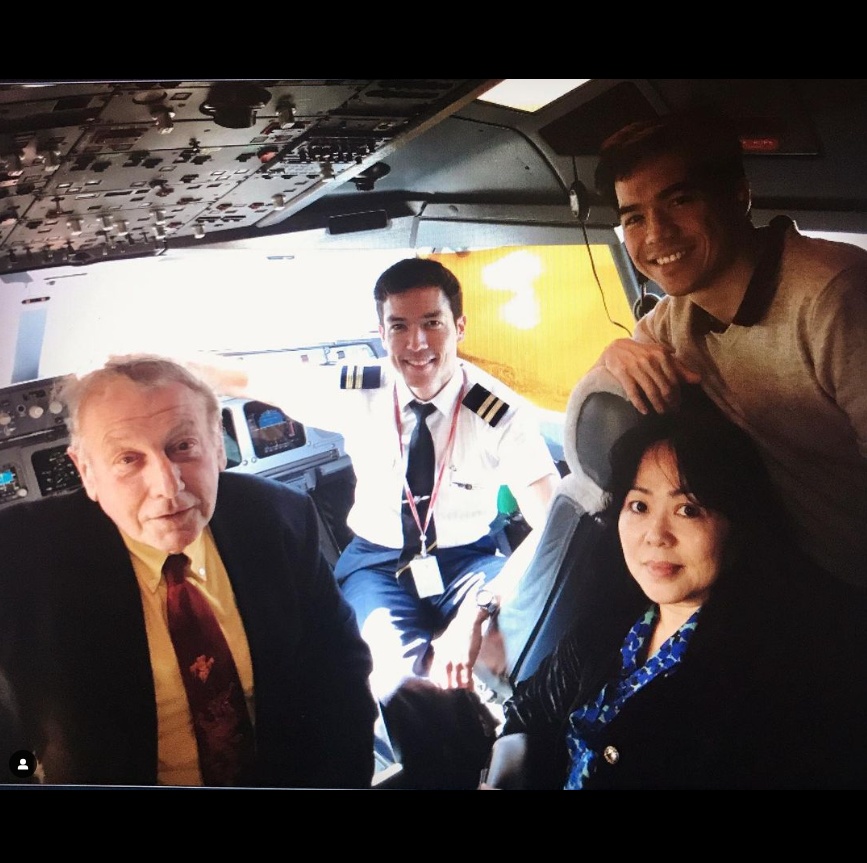 這張相是麥大力在ig的第100個post，他與父母及哥哥在機艙內合照。