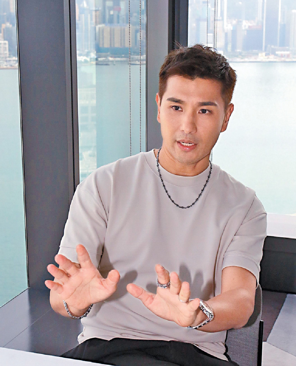 自知不足
■陳展鵬自覺做歌手有好多不足之處，所以他坦承：「如我係老闆，都未必會簽自己，有錢寧願做啲有意義嘅事。」