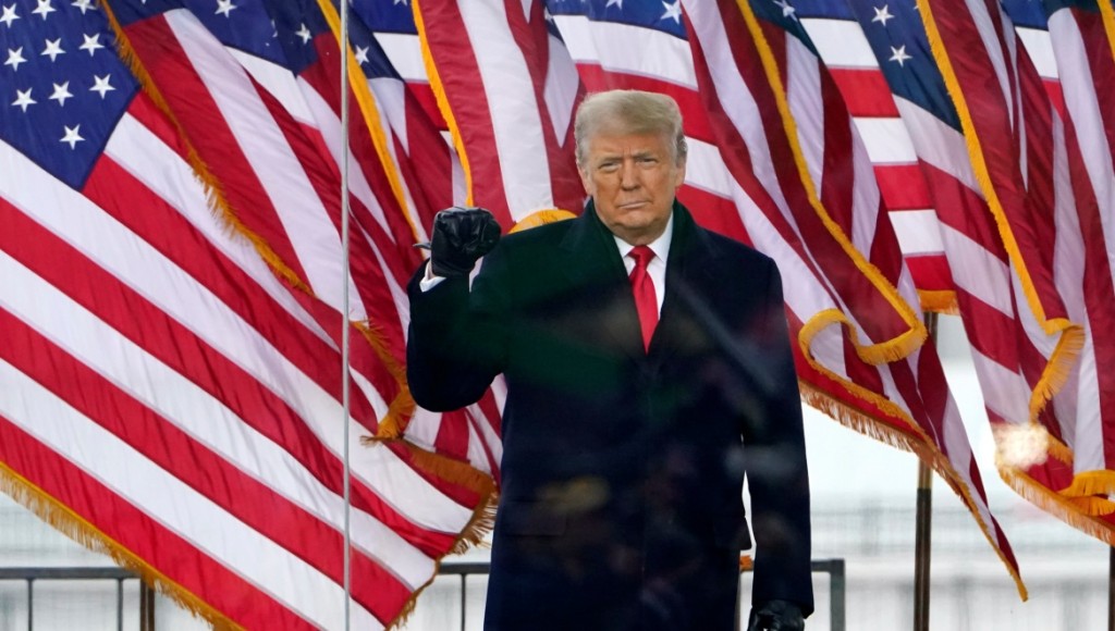 特朗普搞到形象不堪，众叛亲离，正正是应做闲时唔肯落台。AP