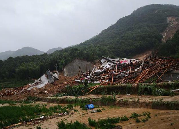 湖北黃岡市黃梅縣發生山泥傾瀉，9人被埋。 微博圖